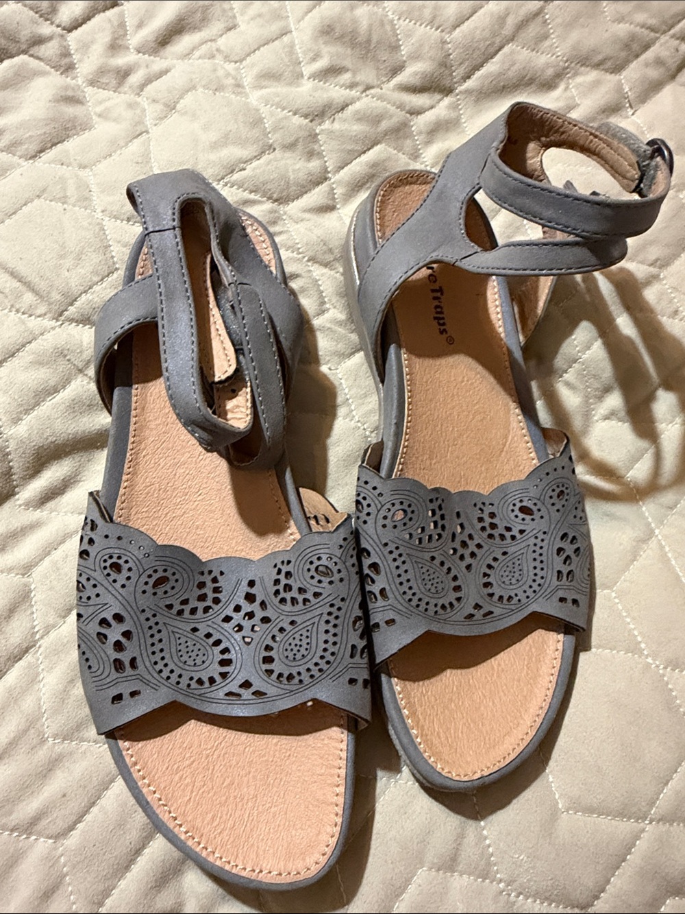 Bear trap sandals 7.5 M